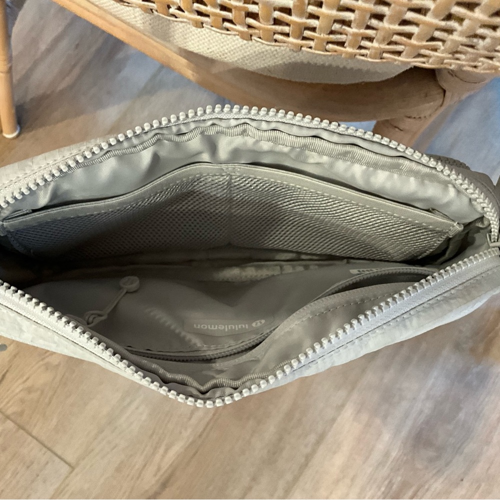 NWOT LULULEMON MULTI POCKET CROSSBODY BAG. LIGHT GREY - Picture 4 of 4